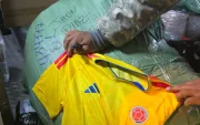Pacas de camisetas decomisadas por la SENAE.