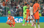 Jugadores de Países Bajos se lamentan este lunes, al terminar un partido de los dieciseisavos de final del Mundial de la FIFA 2026