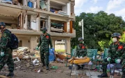 Rescatistas de Vietnam realizan labores de búsqueda de sobrevivientes a los terremotos, este martes en Catia La mar, La Guaira (Venezuela).