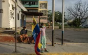 Una niña sostiene una bandera de Venezuela en una zona afectada por el doble terremoto de magnitud 7,2 y 7,5.