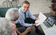 La confianza tiene una característica que la hace distinta a cualquier otro activo: no puede comprarse, exigirse ni firmarse en un contrato. Se construye decisión tras decisión y puede perderse en un instante.