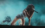 Cara Delevingne en un concierto con su nueva música