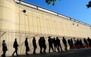Inmigrantes haciendo fila en Barcelona para presentar su documentación ante el proceso de regularización puesto en marcha por el Gobierno español.
