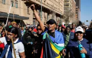 Miembros de la comunidad zulú durante una jornada de movilizaciones del movimiento nacional antiinmigración en Johannesburgo (Sudáfrica) este 30 de junio de 2026.
