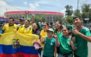 Aficionados de Ecuador y México posan previo a un partido de dieciseisavos de final del Mundial de la FIFA 2026 este martes, en Ciudad de México (México).