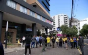 Policía evacúa el edificio Amazonas Parc tras irrupción de hombres armados en Quito.