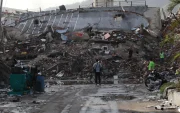 Rescatistas trabajan entre los escombros de un edificio colapsado en La Guaira, tras el terremoto que también afectó a Caracas.