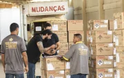 Cuatro trabajadores en Brasil despachan una cajas.