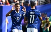 Kylian Mbappé celebró sus goles con Olise en el Francia 3 Suecia 0.