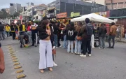 Decenas de aficionados se reunieron en la pileta del centro de Loja para alentar a la selección ecuatoriana durante el partido frente a México.