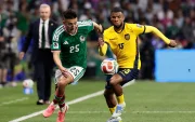 Pedro Vite (d), mediocampista de Ecuador, en la marca a un jugador de México, en el Mundial 2026.