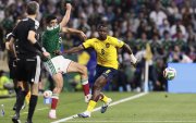 Raúl Jiménez (i) de México disputan el balón con Willian Pacho de Ecuador por los dieciseisavos de final de la FIFA 2026 en el estadio Azteca.