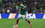 Julián Quiñones conduce el balón con la camiseta de México durante el Mundial 2026.