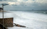 Fotografía donde se observa el colapso de una estructura por el fuerte oleaje de la tormenta tropical, en México.