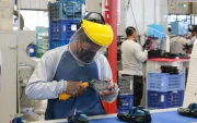 Un trabajador cumple con su jornada laboral en una fábrica.