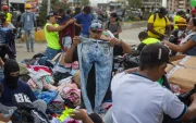 Personas buscan ropa en un campamento instalado frente a los edificios que se derrumbaron durante los terremotos en La Guaira, Venezuela, 30 de junio de 2026.
