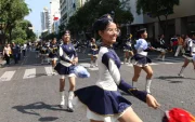 Las bastoneras dieron el toque de alegría en el desfile que recorrió el bulevar 9 de Octubre y la avenida Malecón, en el centro de Guayaquil.