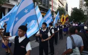 Estudiantes participaron del desfile con el que se iniciaron los festejos por los 491 años del proceso fundacional de Guayaquil.