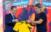 Francisco Egas (i) junto a Sebastián Beccacece en la presentación de la camiseta de la selección de Ecuador.