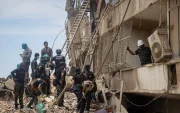 Rescatistas trabajan entre los escombros en Catia La Mar durante las labores de búsqueda tras los terremotos.