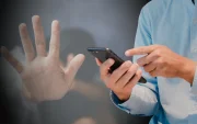 Referencial.Un usuario interactúa con su teléfono en medio de las críticas a TikTok por el uso indebido de la plataforma.