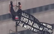 Ivan 'Vanya' Beerkus y Angela Nikolau escalaron sin autorización la antena del Empire State Building, desplegaron una pancarta a favor de la paz y, antes de ser detenidos, protagonizaron una propuesta de matrimonio a más de 400 metros de altura.