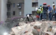 Rescatistas inspeccionan escombros en Caracas durante las operaciones de búsqueda tras los terremotos.