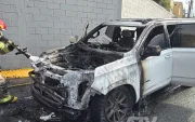 El vehículo quedó destruido. Las llamas fueron controladas por los bomberos.