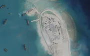 Pekín y Hanói avanzando posiciones lejos del ruido diplomático mediante la creación de islas artificiales.