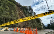 Construcción del muro de hormigón en la antigua vía a Nayón para estabilizar el talud afectado.