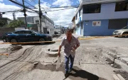 Situación. Calle García Moreno, de cuatro cuadras, conecta al parque central de Cumbayá, luce sin asfalto, maquinaria detenida y calles llenas de polvo.