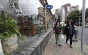 Tipos. En la calle Juan Rodríguez hay una gran presencia de cajas de cristal.