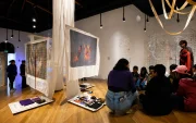 Familias, niños y jóvenes encuentran en el Centro de Arte Contemporáneo un espacio para recorrer, aprender, crear y disfrutar del arte durante el verano.