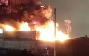 El siniestro se originó en una fábrica de cobijas, donde se almacenaban materiales altamente inflamables.