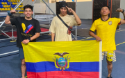 Hugo Chicaiza, Aaron Navia y Steven Galárraga posan con la bandera de Ecuador antes de su participación en el IV Abierto Panamericano de Parkour, que se disputa en San Salvador, El Salvador.