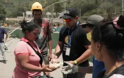 Equipos de World Central Kitchen reparten alimentos a familias y rescatistas en Caraballeda, La Guaira, tras los terremotos.