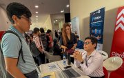 Con charlas sobre inteligencia artificial, inclusión y tendencias del mercado, además de espacios de reclutamiento, la UCSG promovió el encuentro entre el talento universitario y las empresas.