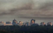 Una nube de incendios flota en el cielo tras un masivo ataque ruso a la capital ucraniana, Kiev, Ucrania, este martes 2 de junio de 2026, en medio de la invasión rusa.