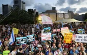 Manifestantes antigubernamentales participan en una concentración en Tel Aviv, Israel, el 2 de julio de 2026.
