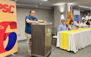 Juan Carlos González interviene ante militantes y adherentes del Partido Social Cristiano y Madera de Guerrero durante su presentación como precandidato a la Prefectura del Guayas.
