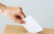 Ciudadano deposita su voto en urna, tras la aprobación del padrón electoral para las elecciones seccionales y del Cpccs 2026.