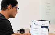Basada en principios de la terapia cognitivo-conductual, la plataforma ofrece sesiones de entre cinco y doce minutos para ayudar a reinterpretar pensamientos.