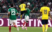 Julián Quiñones (abajo) de México disputa el balón con Angelo Preciado de Ecuador.