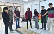 ”Con lo que hay” se denomina el taller que llevan adelante desde hace 15 años, Enrique Villacís y Cynthia Ayarza, profesores de arquitectura de la PUCE.