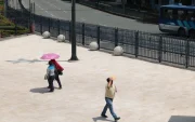 Ciudadanos en el centro de Guayaquil utilizan sombrillas y gorras para protegerse del alto índice de radiación UV que golpea a la urbe.