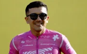 Richard Carapaz, del equipo EF Education–EasyPost, saluda durante la presentación de los equipos del Tour de Francia 2026.