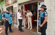 Funcionarios municipales hablaron con dueños de locales en el centro de Guayaquil sobre el cumplimiento de ordenanzas relacionadas a la limpieza del espacio público.