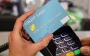 Una persona paga con tarjeta en lugar de usar efectivo.