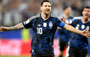 Lionel Messi de Argentina celebra tras marcar el tercer gol de su equipo durante el partido