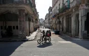 Personas se transportan en un bicitaxi este jueves 2 de julio de 2026 en La Habana (Cuba).